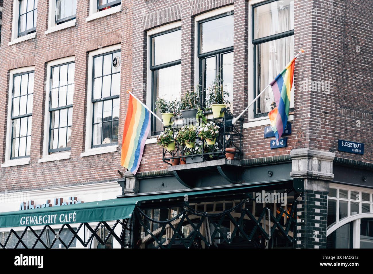 Amsterdam, Niederlande - 1 August 2016: Gay Pride flags in einem Gebäude in Amsterdam Red Light District Stockfoto