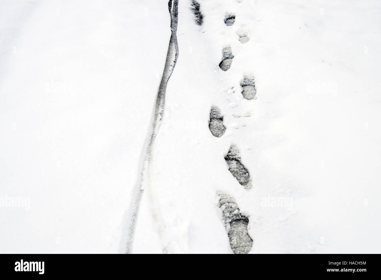 Menschliche Fußspuren im Schnee. Der Pfad im Schnee Stockfotografie - Alamy