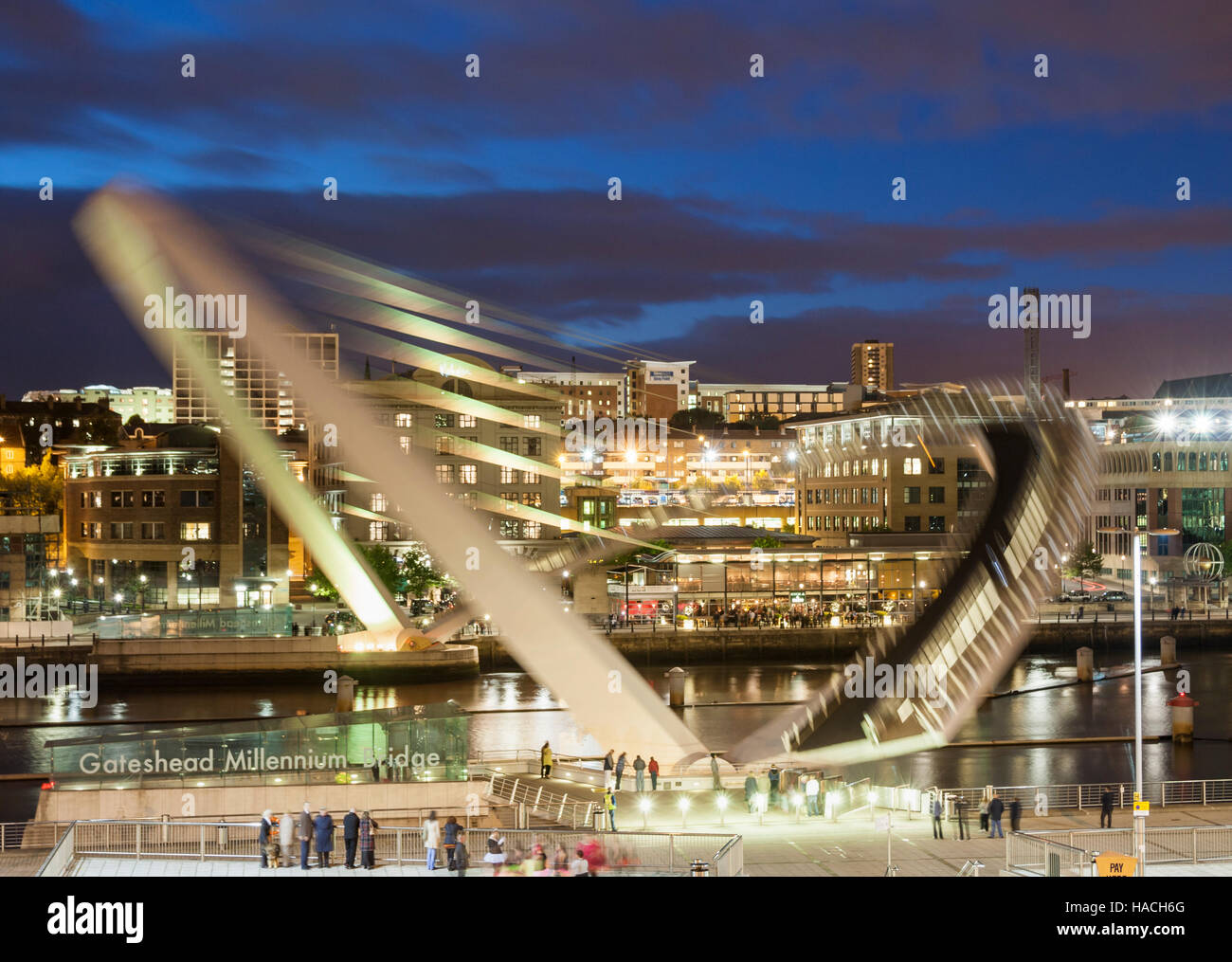 Blick von Gateshead Quays Jahrtausend öffnet/kippt mit Newcastle Quayside auf Nordseite des Tyne zu überbrücken. Newcastle. UK Stockfoto