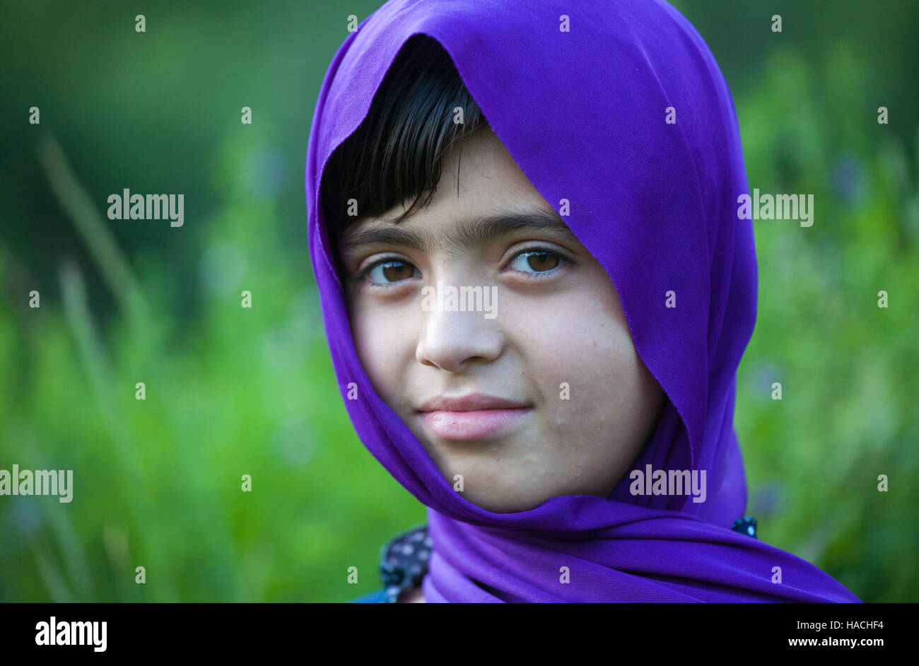 Porträt von netten pakistanischen Mädchen in islamischen Kostüm Stockfoto