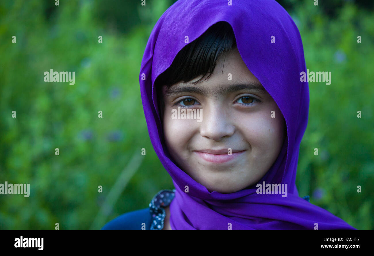 ein pakistanisches Mädchen lächelnd hell in islamischen Kostüm Stockfoto