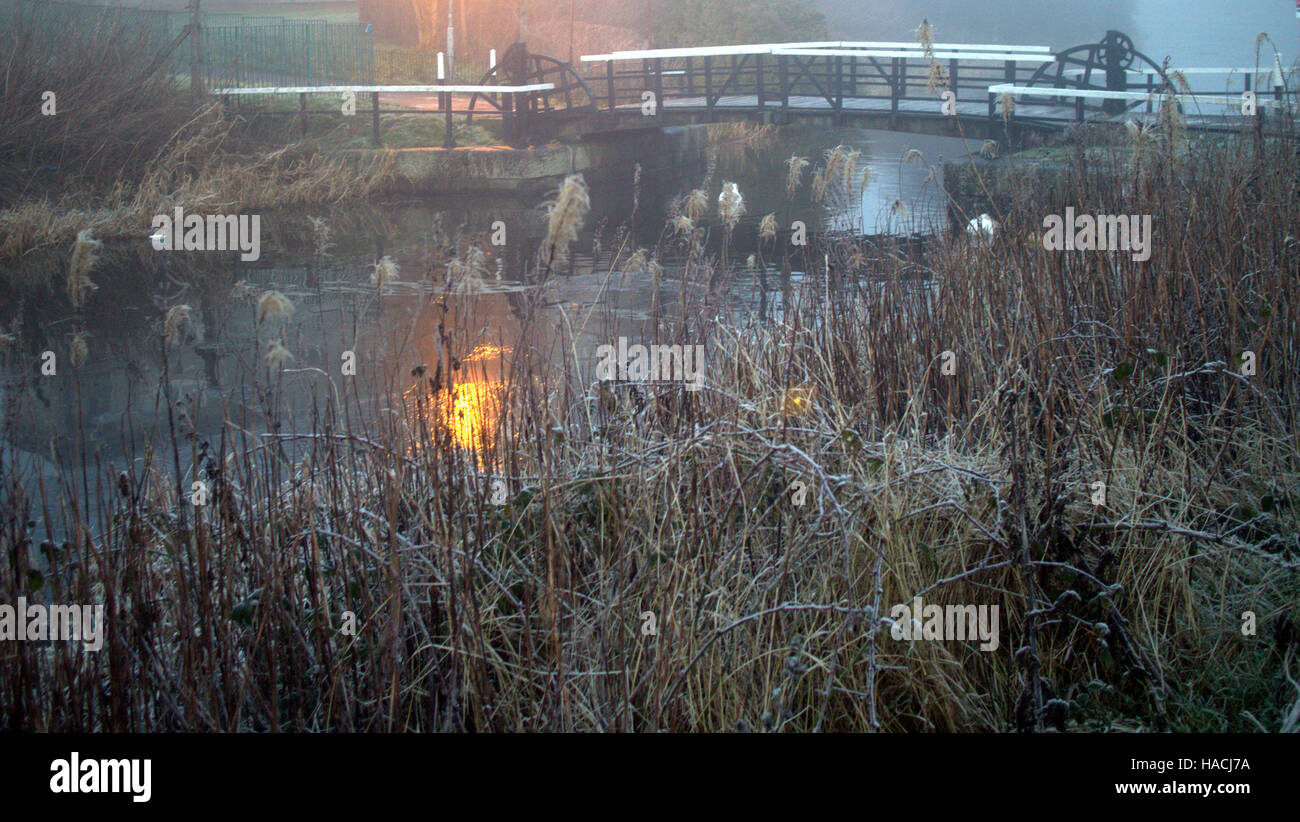 frostigen Schleusenbrücke Forth und Clyde canal Nacht Forth und Clyde Canal, Glasgow Stockfoto frostigen Schleusenbrücke Forth und Clyde canal Nacht Forth und Clyde Canal, Glasgow Stockfoto