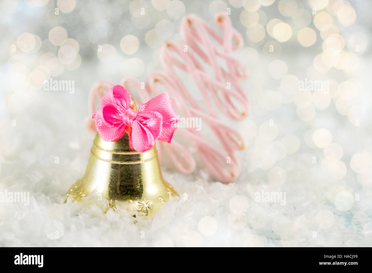 Weihnachtsdekoration-golden Spielzeug-Glocke mit festlichen Lichtern Stockfoto