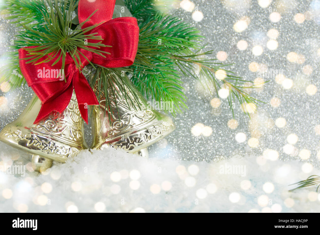 Zwei Glocken Weihnachtsdekoration mit festlichen Lichtern Stockfoto