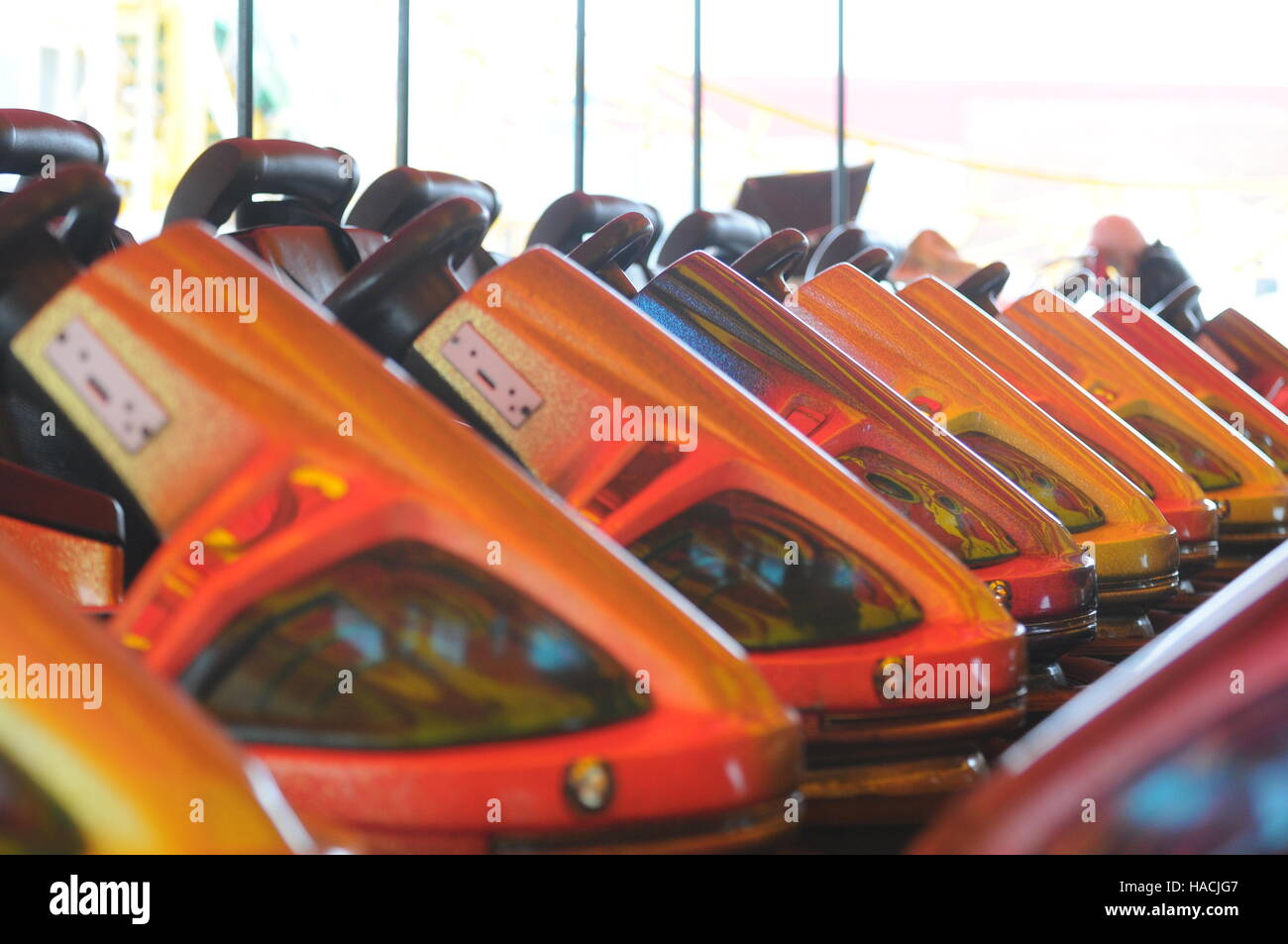 Lineup von Orange dodgem Autoscooter auf einer Kirmes in Barry, Wales, UK gesehen. Stockfoto