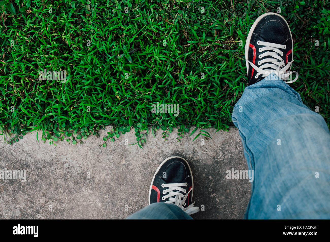 Zement-Boden zu Rasen, gehen in die Natur zu Fuß Stockfoto