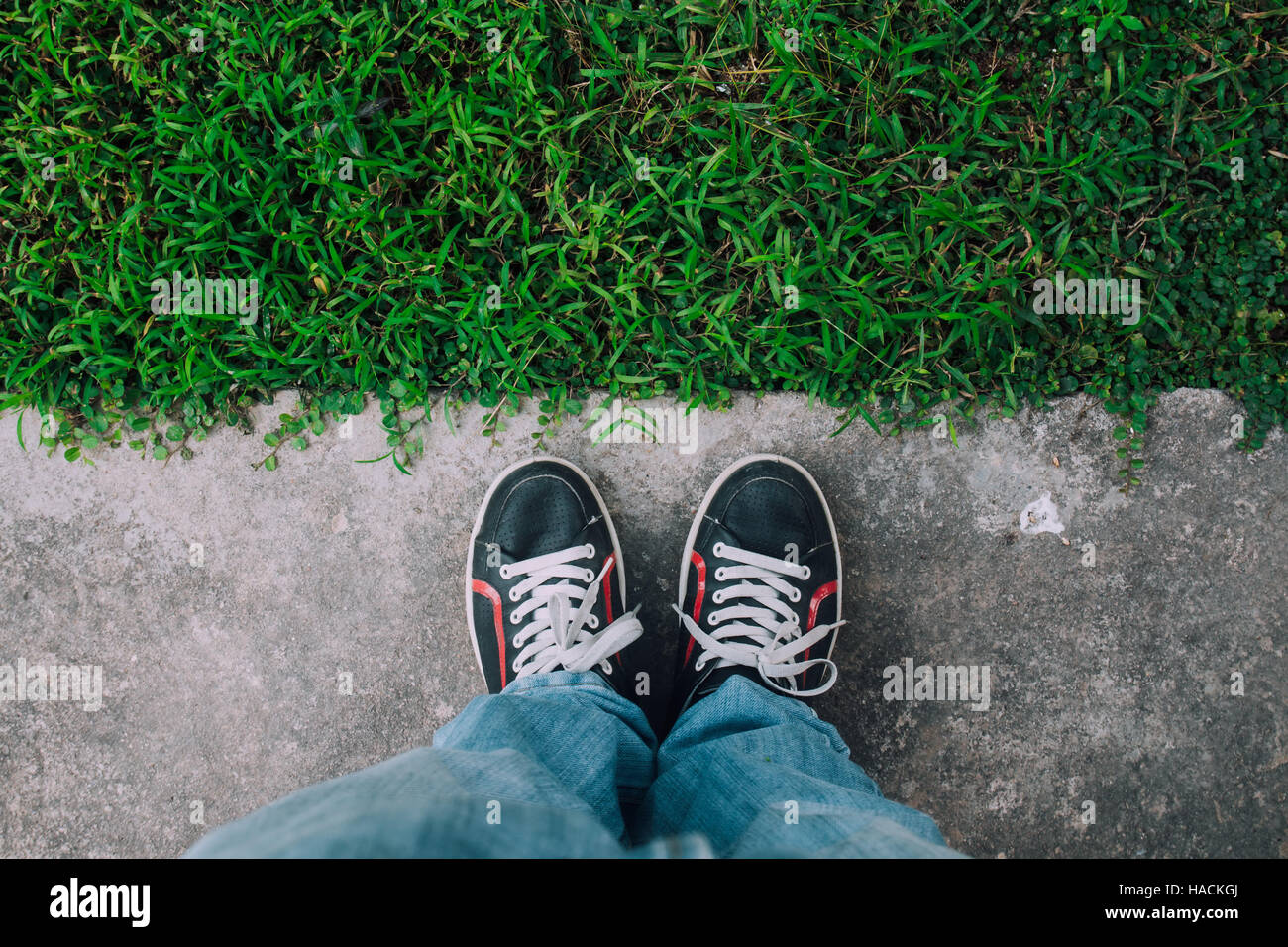 Füße auf den Zement Boden und Rasen für Ihre Geduld und bestimmen Stockfoto