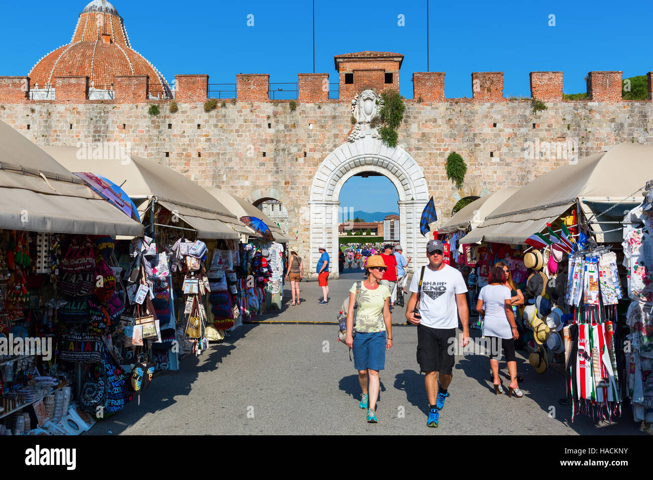 Markt vor der historischen Stadtmauer von Pisa, Italien Stockfoto