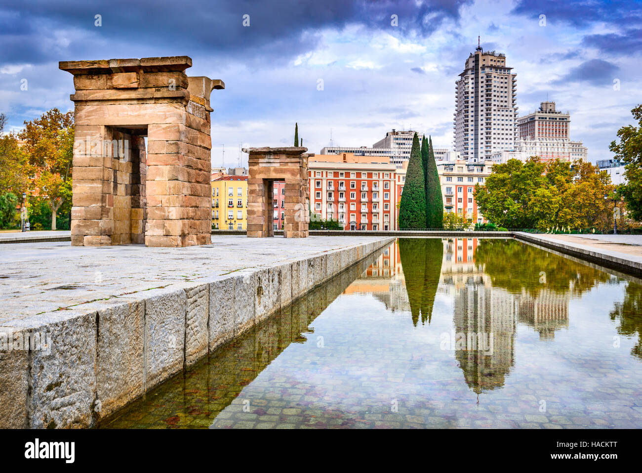 Madrid, Spanien. Debod Tempel, ägyptische Geschenk aus der antiken Geschichte und Plaza Espana im Hintergrund, der spanischen Hauptstadt. Stockfoto