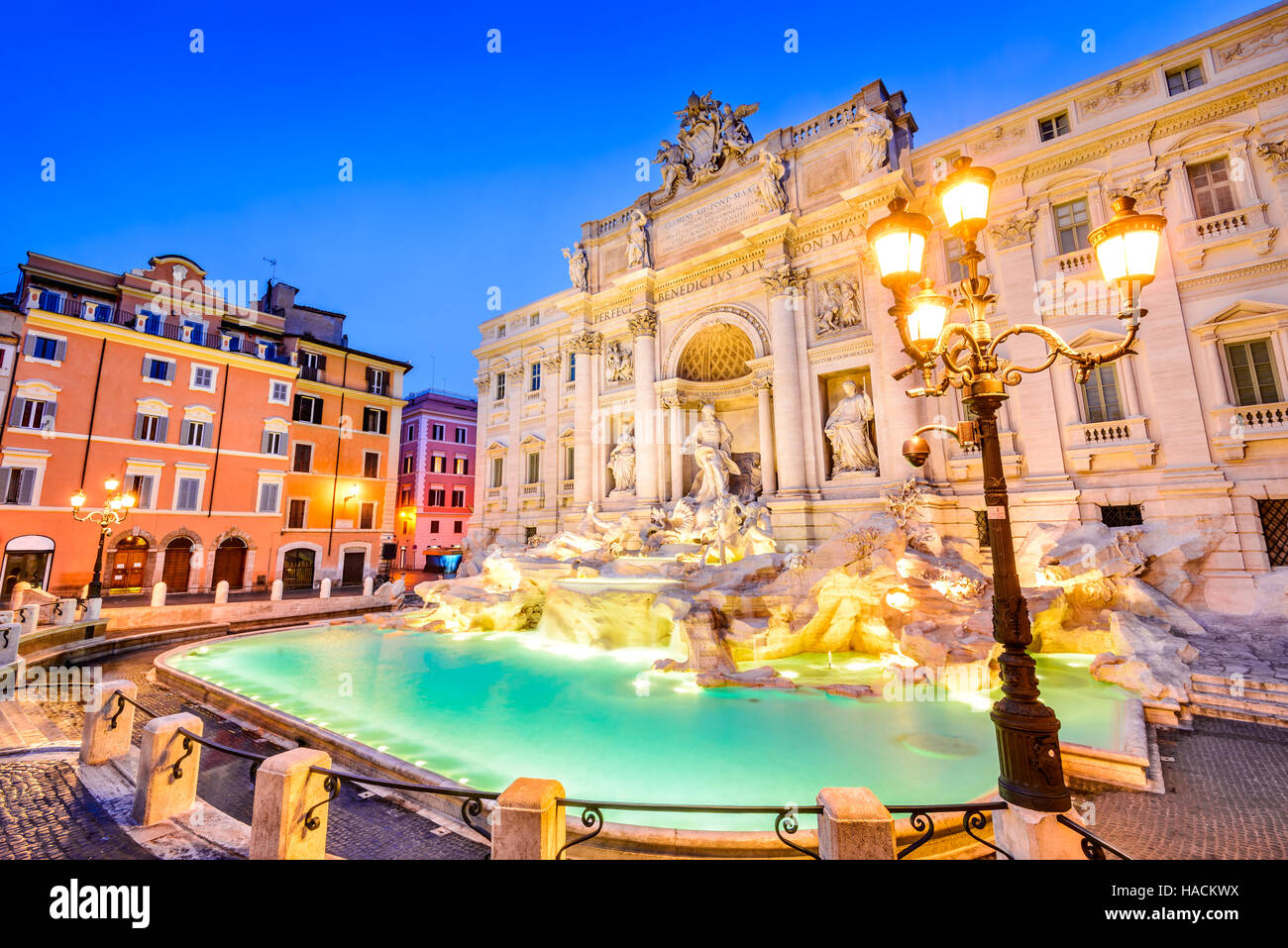 Rom, Italien. Atemberaubend verzierten Trevi-Brunnen, Baujahr, beleuchtet in der Nacht im Herzen von Roma. Stockfoto