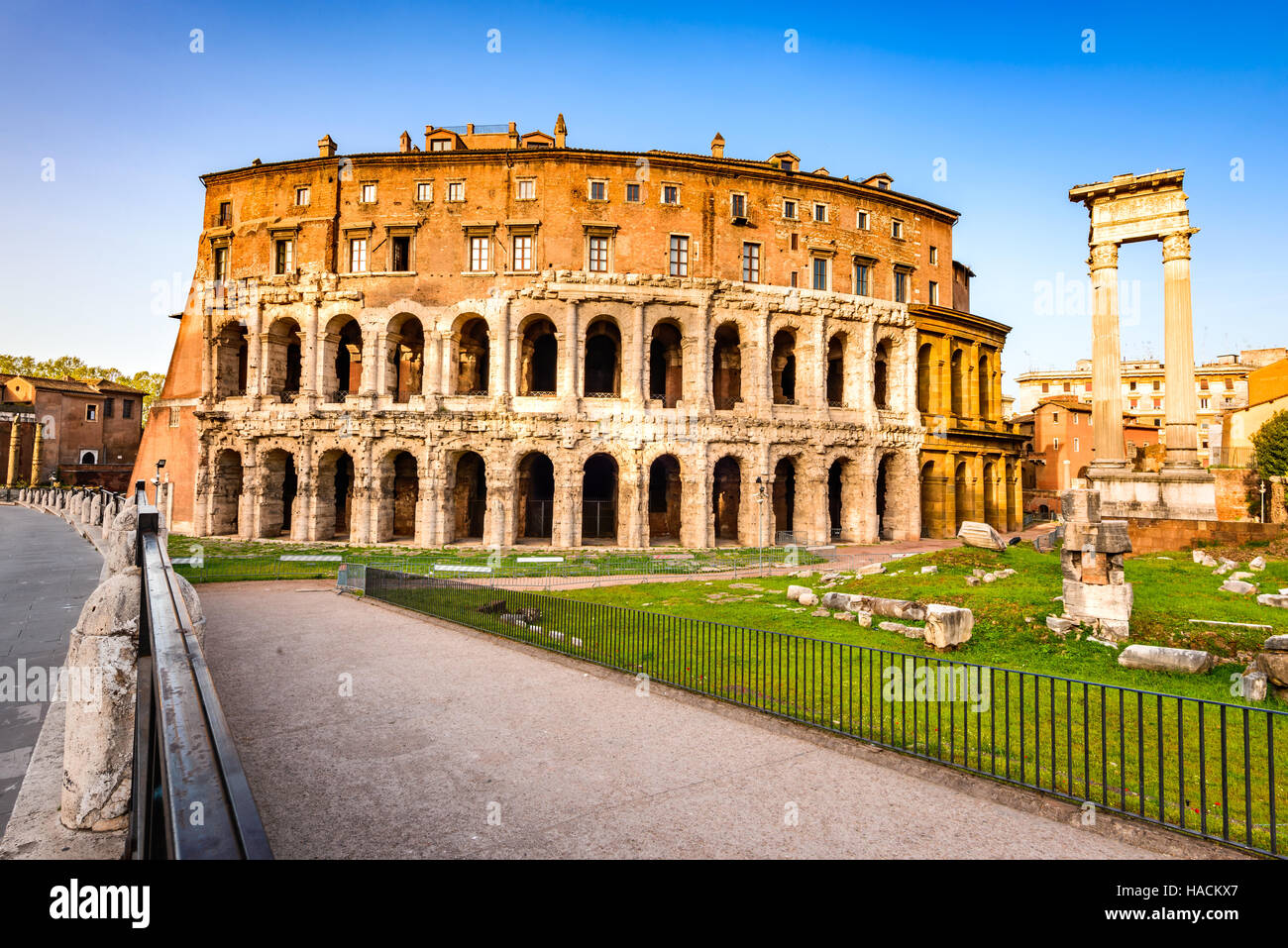 Rom, Italien. Morgendlichen Blick auf das Theater des Marcellus (Italienisch: Teatro di Marcello) erbaut im frühen römischen Republik. Stockfoto