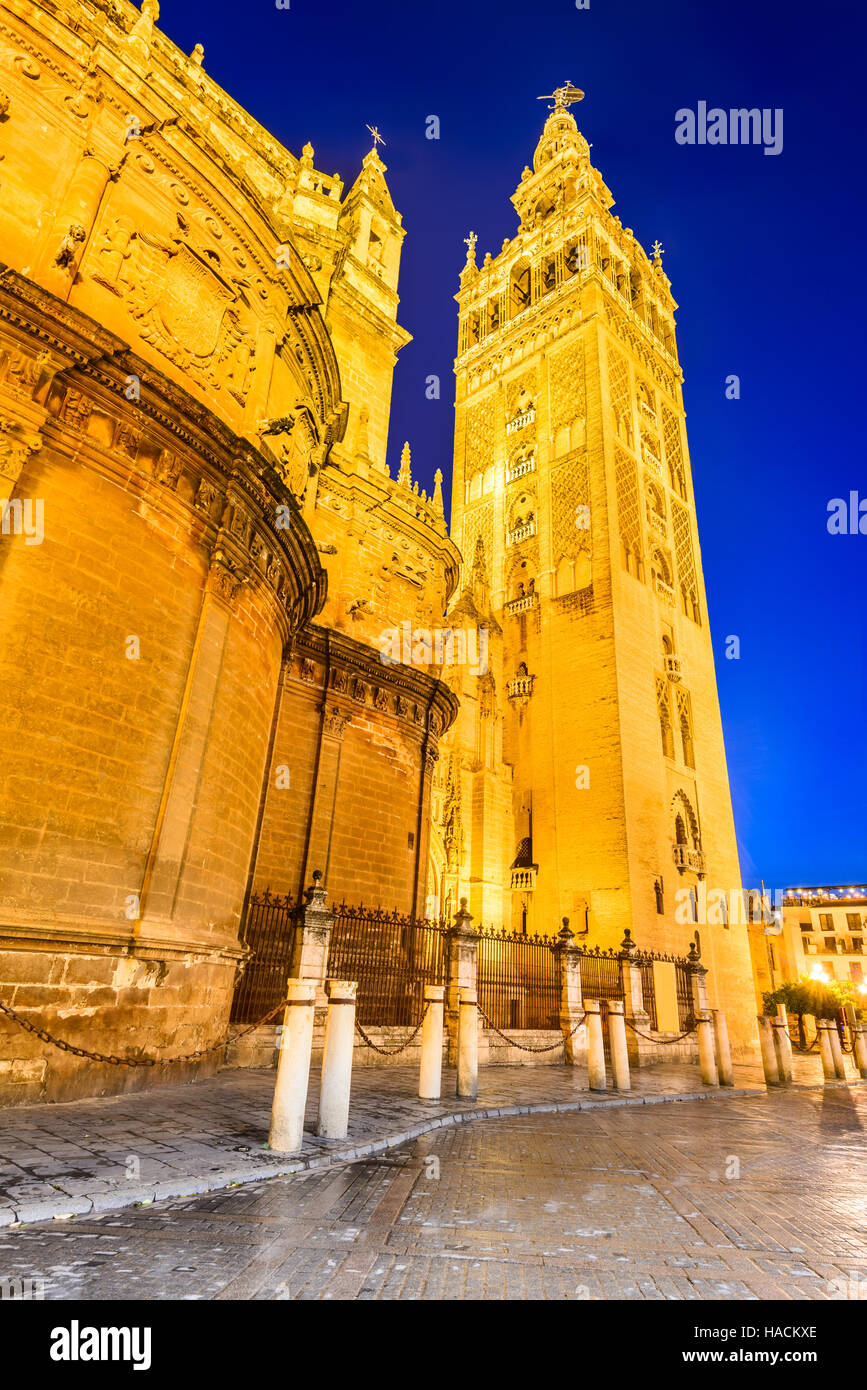 Sevilla, Andalusien, Spanien. Cityscape Twilight Bild mit Santa Maria De La Sede Kathedrale und Girdala Stockfoto