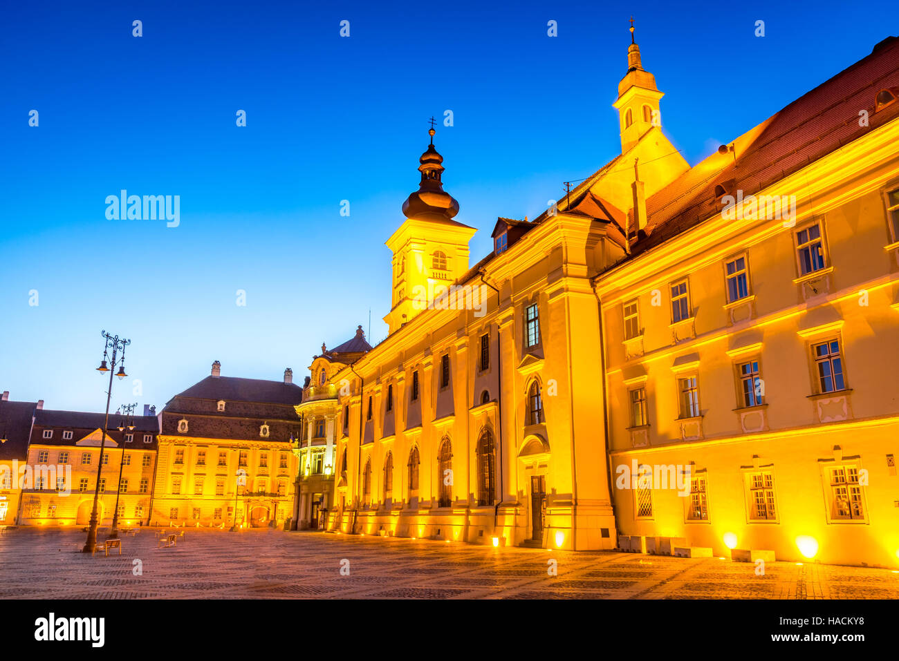 Sibiu, Rumänien. Twilight-Bild des großen Ring, Transylvania. Stockfoto