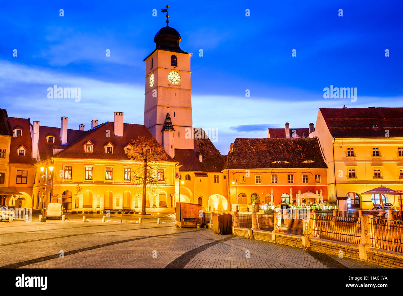 Sibiu, Rumänien. Twilight Bild der Ratturm in kleines Quadrat, Transylvania. Stockfoto
