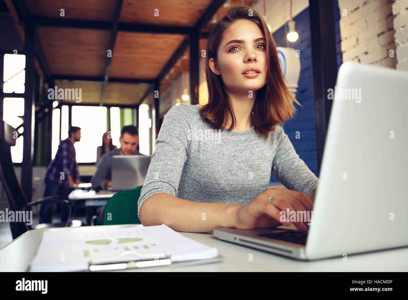 Porträt von Ernst Geschäftsfrau mit Laptop im Büro. Stockfoto