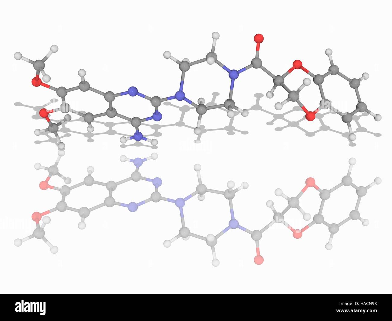 Doxazosin. Molekulares Modell des Medikaments Doxazosin (C23. H25. N5. O5), ein Alpha-1-adrenergen Rezeptor-Blocker zur Behandlung von hohem Blutdruck. Atome als Kugeln dargestellt werden und sind farblich gekennzeichnet: Kohlenstoff (grau), Wasserstoff (weiß), Stickstoff (blau) und Sauerstoff (rot). Abbildung. Stockfoto