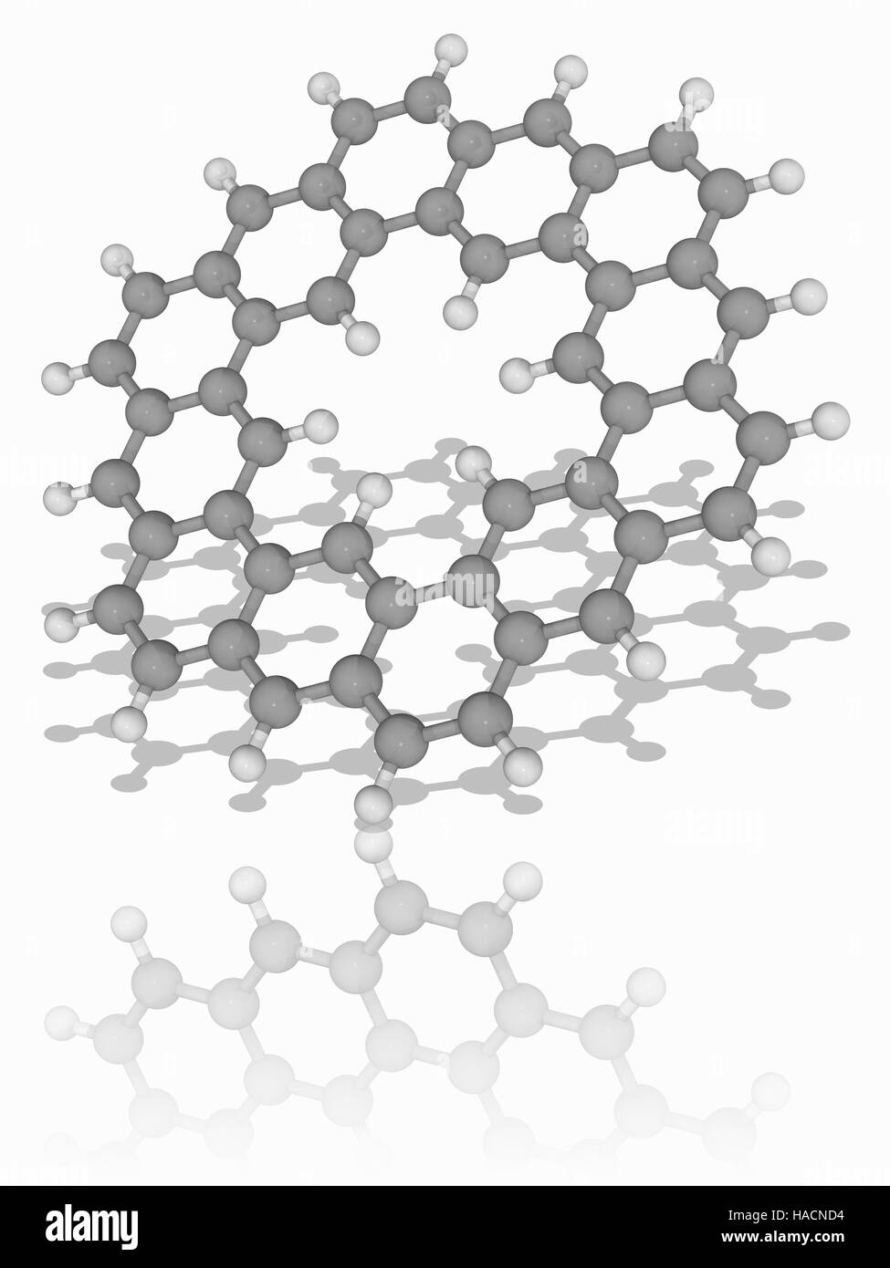Kekulene. Molekülmodell von polyzyklischen aromatischen Kohlenwasserstoffen Kekulene (C48. H24), ein Beispiel für eine Circulene. Es wurde im Jahre 1978 erstmals synthetisiert. Es ist benannt nach August Kekul, Entdecker die Struktur der Benzolring. Atome als Kugeln dargestellt werden und sind farblich gekennzeichnet: Kohlenstoff (grau) und Wasserstoff (weiß). Abbildung. Stockfoto