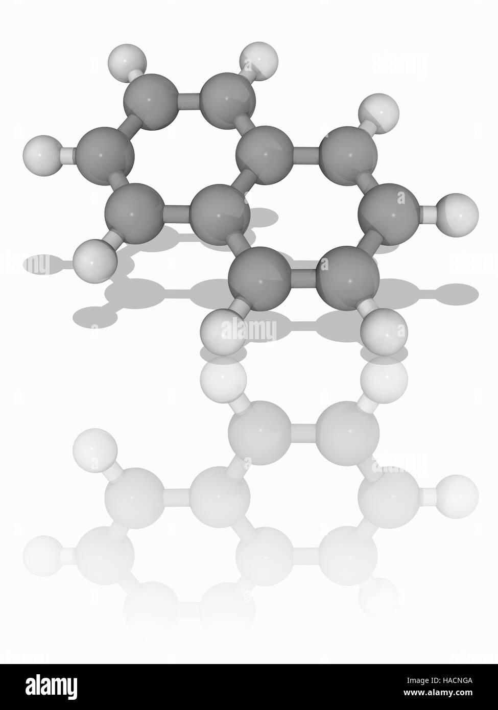 Naphthalin. Molekulares Modell des organischen Verbindung Naphthalin (C10. H8), eine weiße, kristalline Pulver am besten bekannt als der Hauptbestandteil von Mottenkugeln. Es ist die einfachste polyzyklischer aromatischer Kohlenwasserstoffe. Atome als Kugeln dargestellt werden und sind farblich gekennzeichnet: Kohlenstoff (grau) und Wasserstoff (weiß). Abbildung. Stockfoto