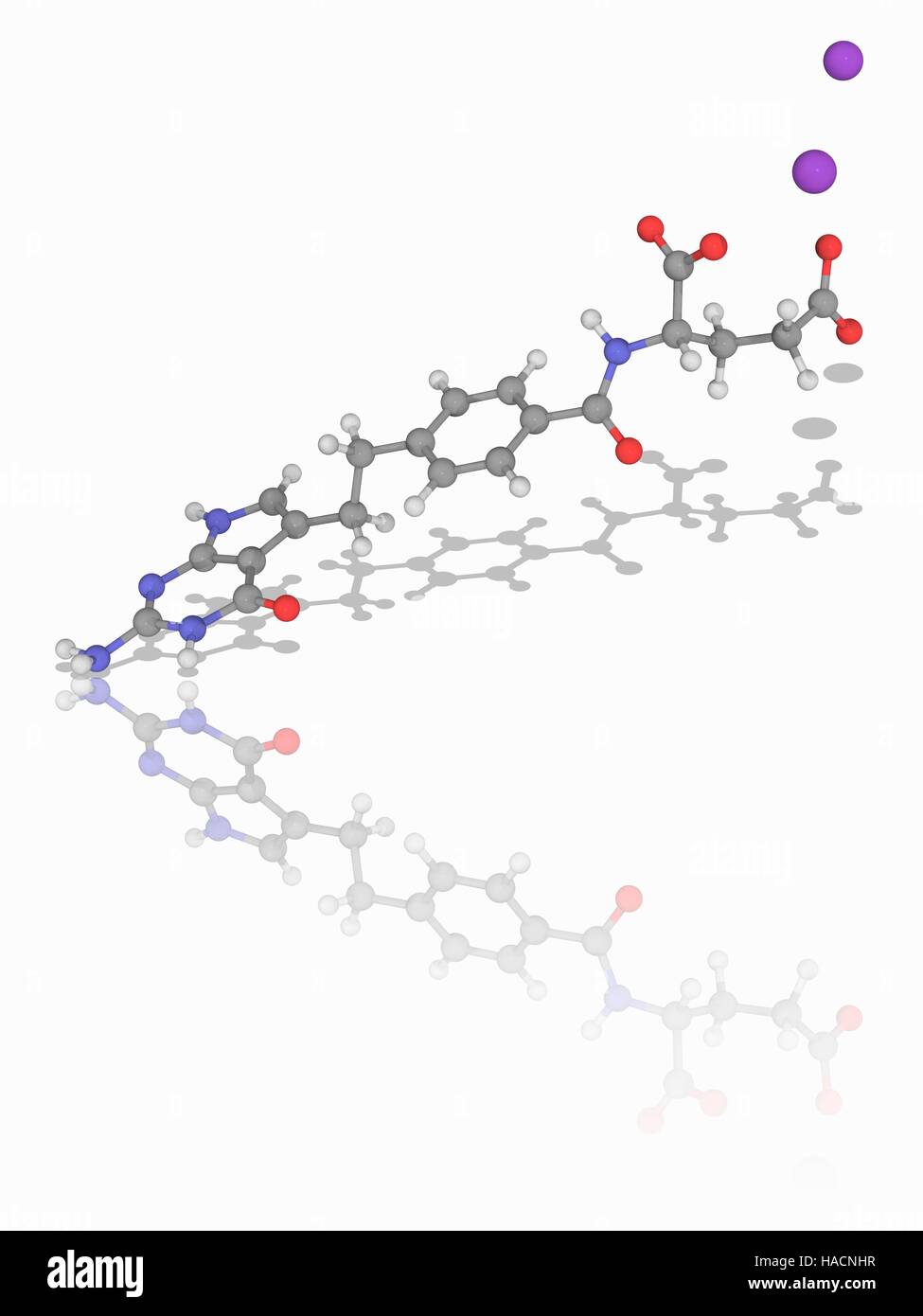 Pemetrexed Binatrium. Molekülmodell der Chemotherapie Medikament Pemetrexed Binatrium (C20. H21. N5. O6. Na2), verwendet, um Genuss Pleuramesotheliom sowie nicht-kleinzelligem Lungenkrebs. Atome als Kugeln dargestellt werden und sind farblich gekennzeichnet: Kohlenstoff (grau), Wasserstoff (weiß), Stickstoff (blau) und Natrium (violett). Abbildung. Stockfoto