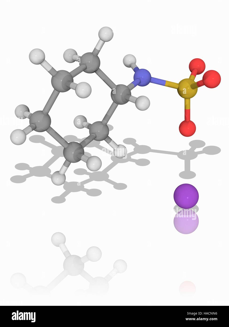 Natriumcyclamat. Molekulares Modell des künstlichen Süßstoff Natriumcyclamat (C6. H12. N.Na.O3.S). Es ist bis zu 50-mal süßer als normaler Zucker (Saccharose). Atome als Kugeln dargestellt werden und sind farblich gekennzeichnet: Kohlenstoff (grau), Wasserstoff (weiß), Stickstoff (blau), Sauerstoff (rot), Schwefel (gelb) und Natrium (violett). Abbildung. Stockfoto