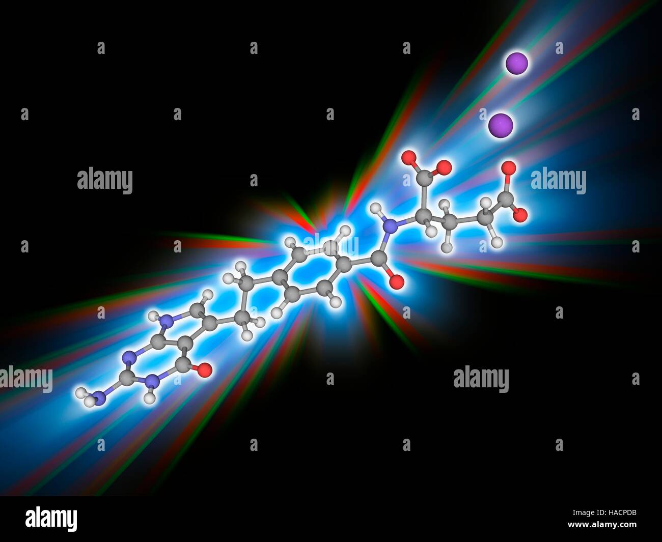 Pemetrexed Binatrium. Molekülmodell der Chemotherapie Medikament Pemetrexed Binatrium (C20. H21. N5. O6. Na2), verwendet, um Genuss Pleuramesotheliom sowie nicht-kleinzelligem Lungenkrebs. Atome als Kugeln dargestellt werden und sind farblich gekennzeichnet: Kohlenstoff (grau), Wasserstoff (weiß), Stickstoff (blau) und Natrium (violett). Abbildung. Stockfoto