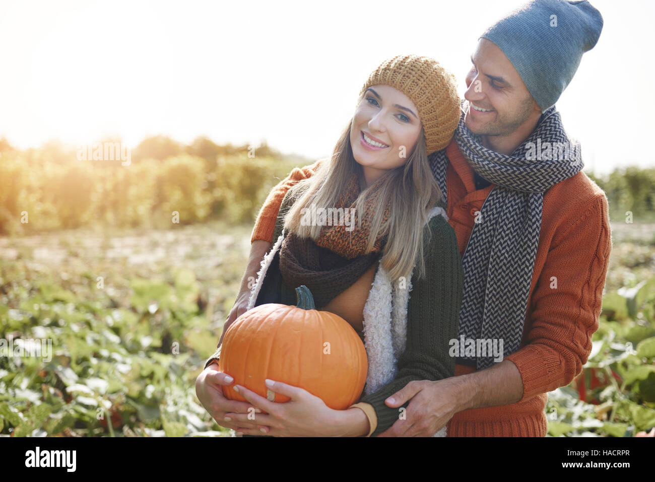 Liebende Paar stehen im Feld Kürbis Stockfoto