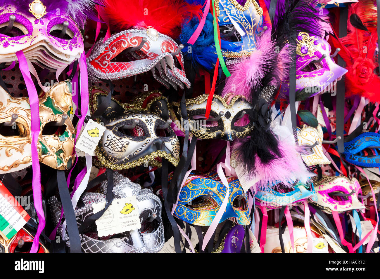 Stall verkaufen bunte Masken an der Uferpromenade, Venedig, Italien. Stockfoto