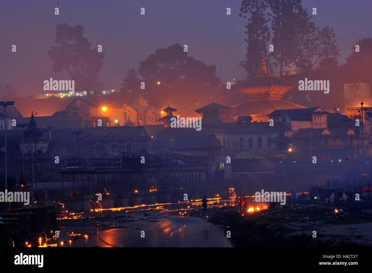 Kathmandu, Nepal. 28. November 2016. Eine beleuchtete Ansicht von Pashupatinath Tempel zusammen mit den schwimmenden Öllampen am Bagmati Fluss im Pashupatinath Tempel anlässlich Bala Chaturdashi Festival feierte am Montag, 28. November 2016 in Kathmandu, Nepal. Es ist glaube, dass verworfene Samen in Erinnerung an geliebte anlässlich Bala Chaturdashi Rituale, sichern einen besseren Platz im Himmel für ihre lieben und verminderte Angehörige. Bildnachweis: Narayan Maharjan/Pacific Press/Alamy Live-Nachrichten Stockfoto