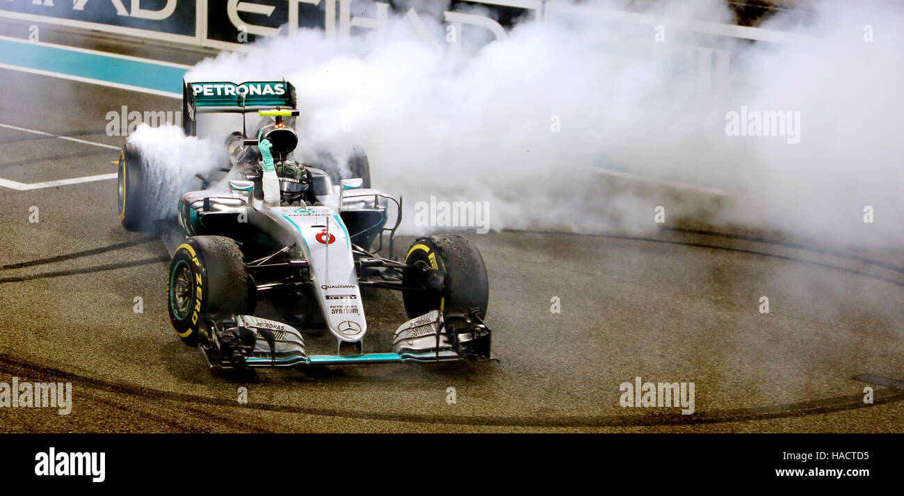 Mercedes' Nico Rosberg feiert den Sieg der Weltmeisterschaft am Ende des Grand Prix von Abu Dhabi auf dem Yas Marina Circuit in Abu Dhabi. DRÜCKEN SIE VERBANDSFOTO. Bilddatum: Sonntag, 27. November 2016. Siehe PA Story AUTO Abu Dhabi. Bildnachweis sollte lauten: David Davies/PA Wire. Stockfoto
