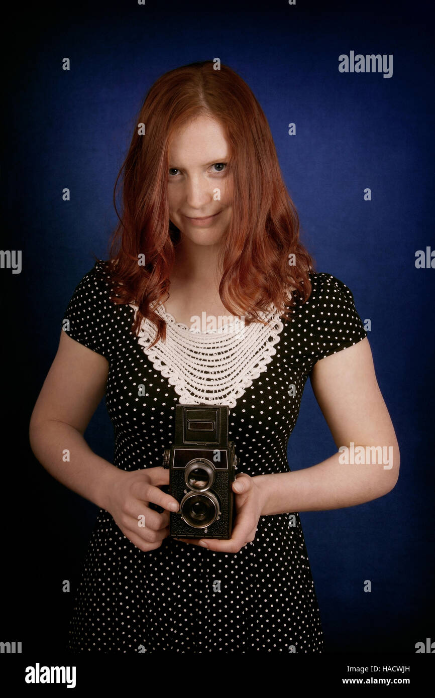 junge Frau mit alte Kamera Stockfoto