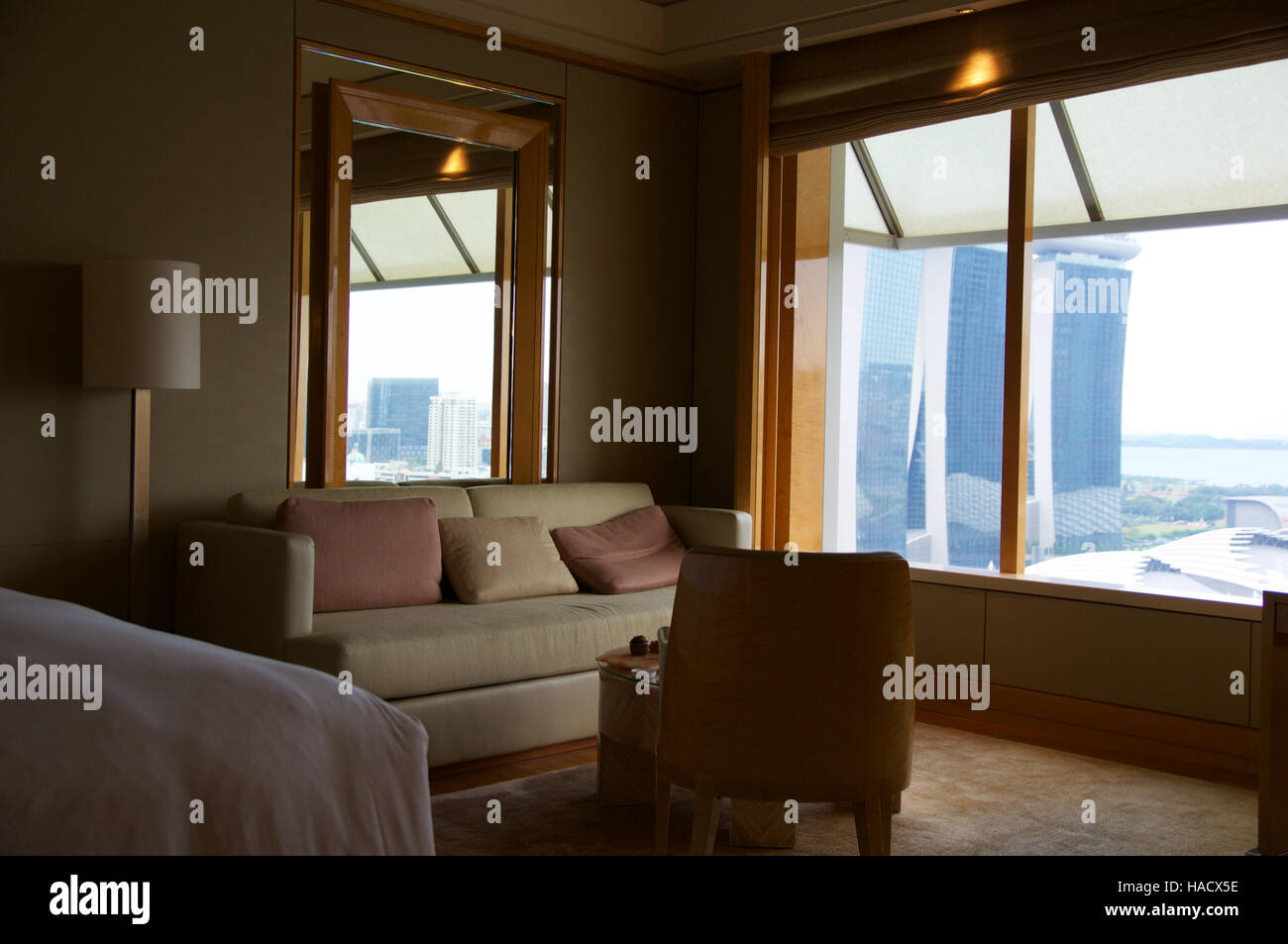 Singapur - 23. Juli 2016: Luxus Hotelzimmer mit modernem Interieur, ein bequemes Bett und einen tollen Blick auf die Marina Bay Stockfoto