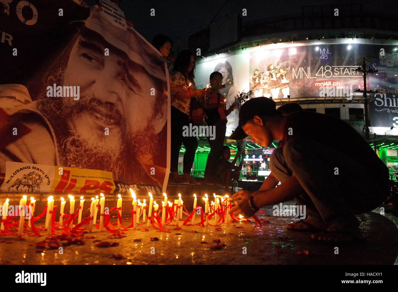 Quezon City, Philippinen. 29. November 2016. Ein Aktivist Lichter Kerzen während einer Kundgebung zum Gedenken an das Leben des späten kubanische Staatschef Fidel Castro in Quezon City, östlich von Manila, Philippinen auf Dienstag, 29. November 2016. Arbeitnehmer aus den Kilusang Mayo Uno erinnerte der späten kubanische Staatschef Fidel Castro, der am 25. November 2016 im Alter von 90 Jahren gestorben. Bildnachweis: Richard James Mendoza/Pacific Press/Alamy Live-Nachrichten Stockfoto