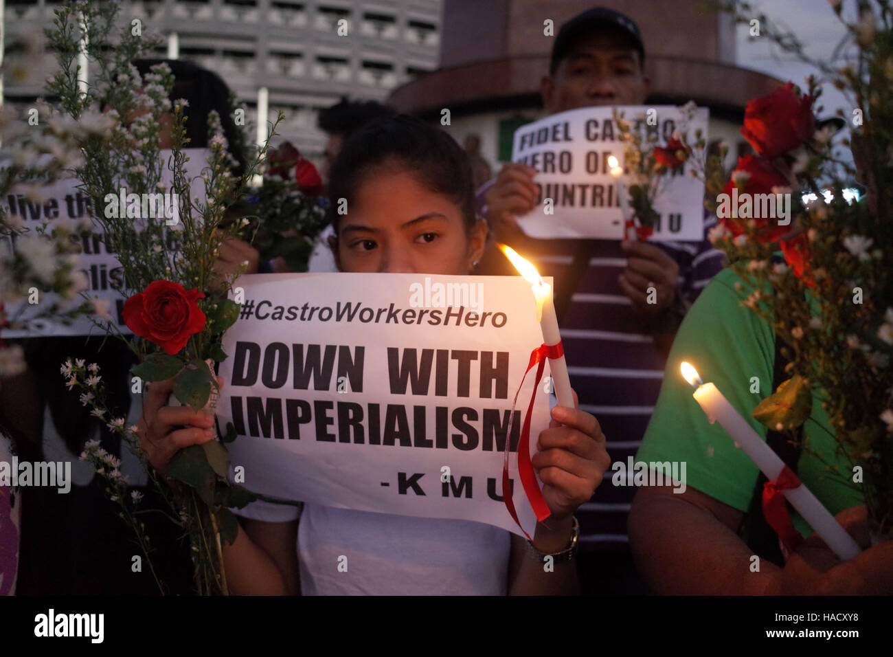Quezon City, Philippinen. 29. November 2016. Ein Aktivist hält Plakate und Blumen während einer Kundgebung zum Gedenken an das Leben des späten kubanische Staatschef Fidel Castro in Quezon City, östlich von Manila, Philippinen auf Dienstag, 29. November 2016. Arbeitnehmer aus den Kilusang Mayo Uno erinnerte der späten kubanische Staatschef Fidel Castro, der am 25. November 2016 im Alter von 90 Jahren gestorben. Bildnachweis: Richard James Mendoza/Pacific Press/Alamy Live-Nachrichten Stockfoto