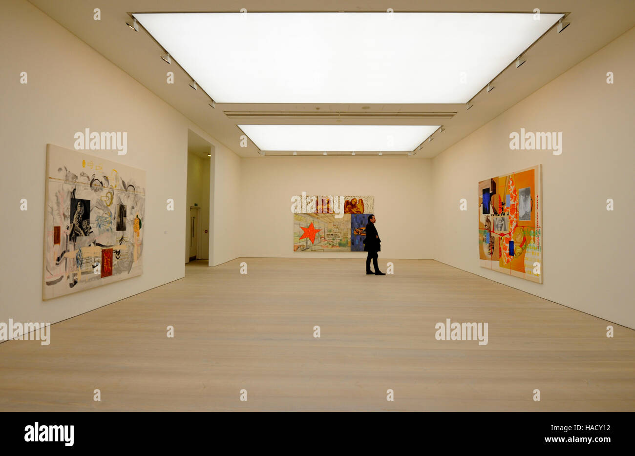 Ein Besucher sieht die Arbeit von David Salle bei einem Photo-Call und Pressebimmer für die Winterausstellung der Saatchi Gallery Painters' Painters in der Galerie in Chelsea, West London. Stockfoto