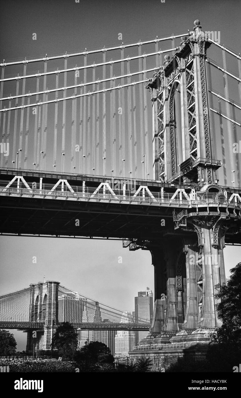 Türme der Manhattan Bridge und Brooklyn Bridge. Stockfoto