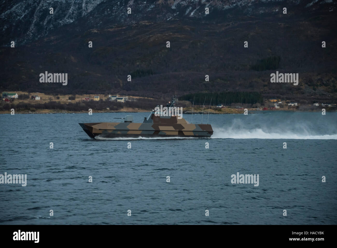 Norwegische Marine schnell Patrouillenboot Steil P963 auf Patrouille, Harstad, Norwegen. Stockfoto