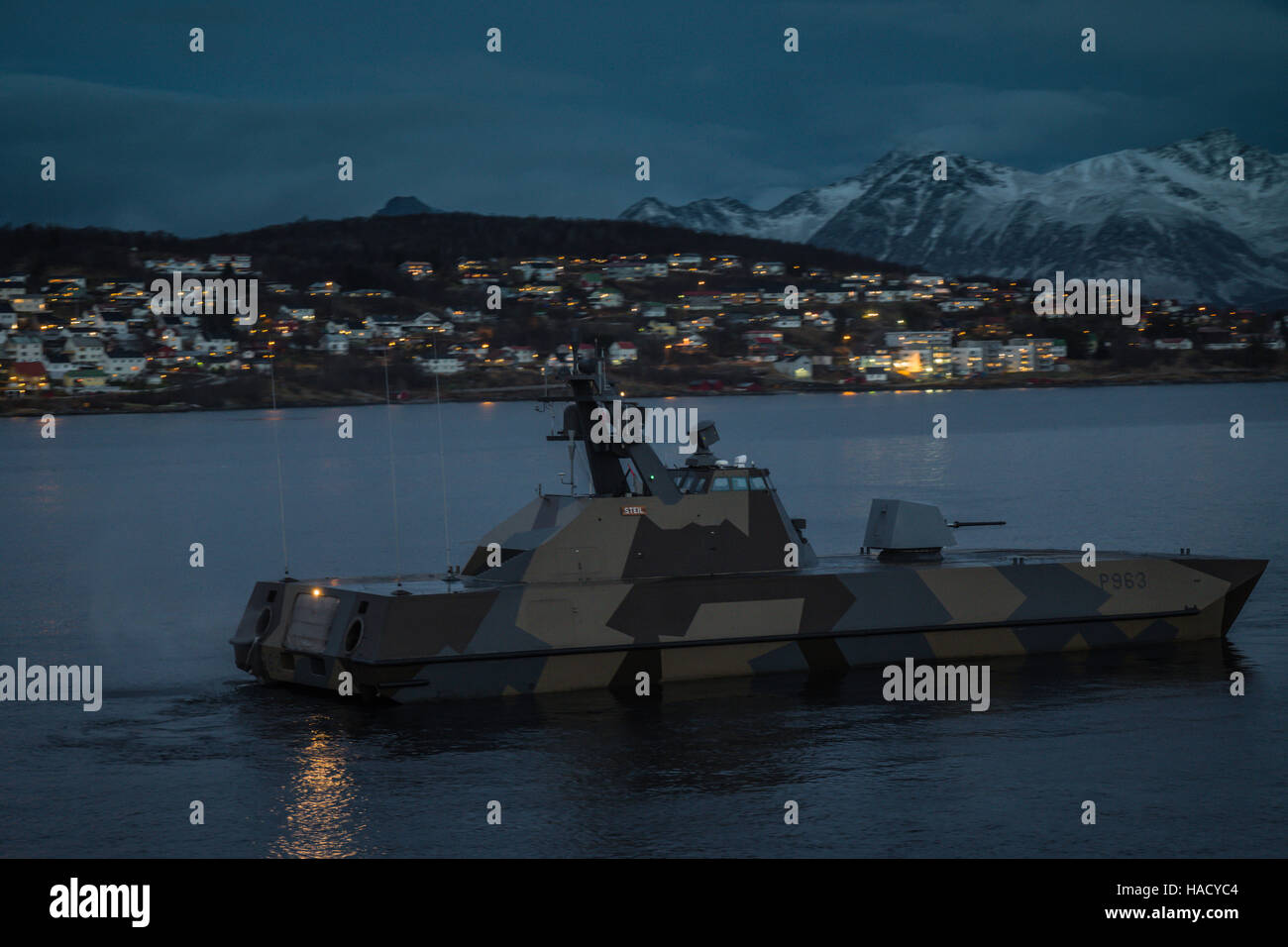 Norwegische Marine schnell Patrouillenboot Steil P963 auf Patrouille, Harstad, Norwegen. Stockfoto