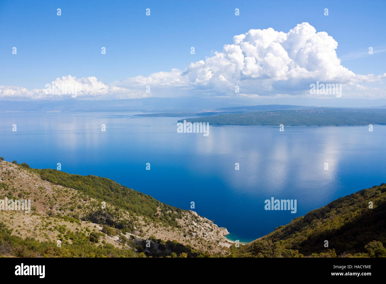 Kleine Bucht auf Kroatien Insel cres, Blick auf die Insel Krk mit einigen Wolken am Himmel Stockfoto