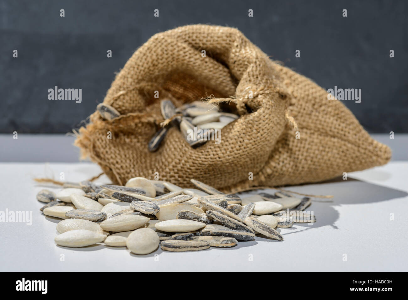 Graines de Tournesol Et Graines de Courges Dans Petit Sac de Toile de Jute Stockfoto