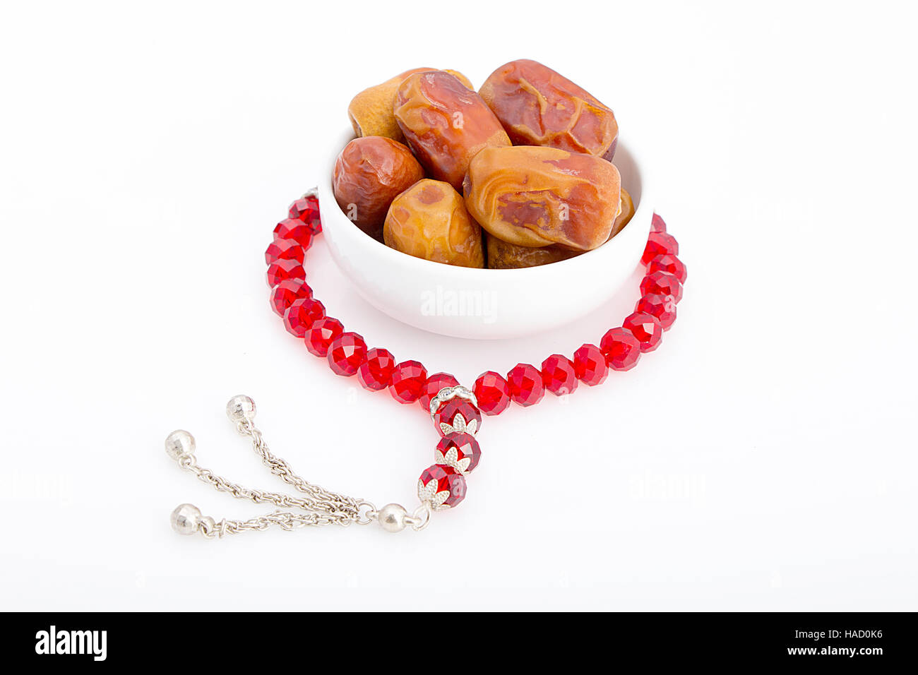 Lecker Termine in eine weiße Platte mit einem roten Rosenkranz um zum Frühstück im Ramadan Stockfoto