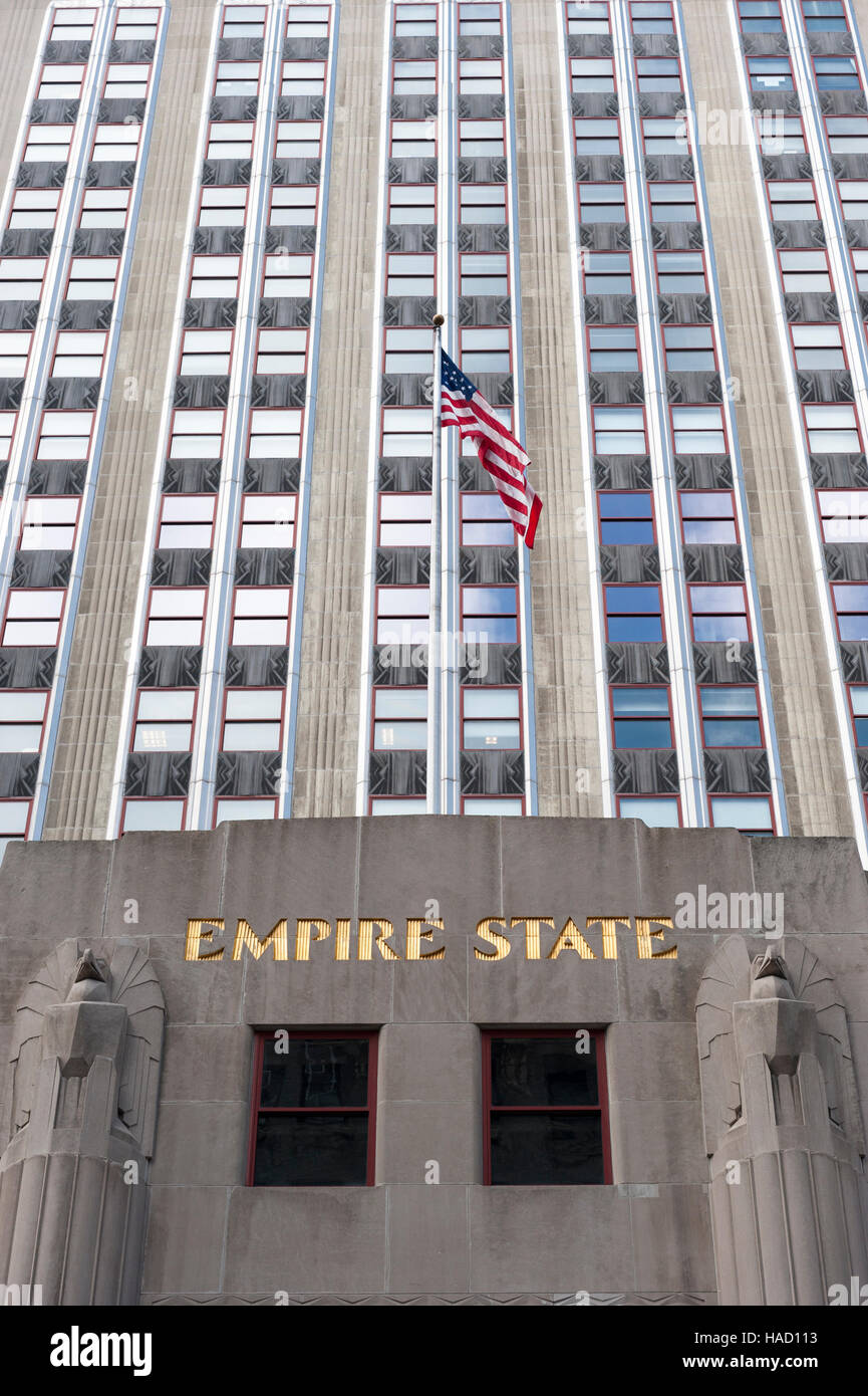 Detail der Vorderansicht des Empire State Building in New York City, NY, mit der amerikanischen Flagge in der Mitte. Stockfoto