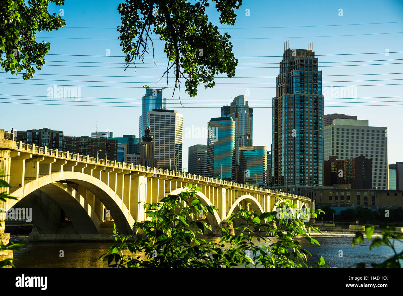 Minneapolis Skyline mit 3rd Avenue Bridge im Sommer. Stockfoto