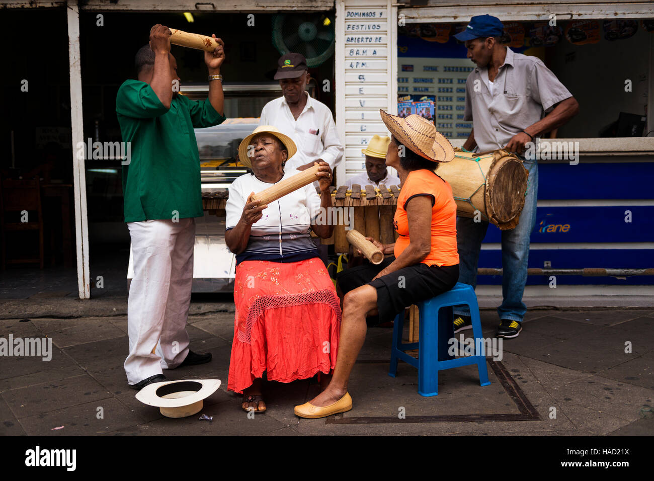 Cali, Kolumbien - 6. Februar 2014: Straßenmusiker spielen in einer Straße in der Stadt Cali in Kolumbien Stockfoto Cali, Kolumbien - 6. Februar 2014: Straßenmusiker spielen in einer Straße in der Stadt Cali in Kolumbien Stockfoto