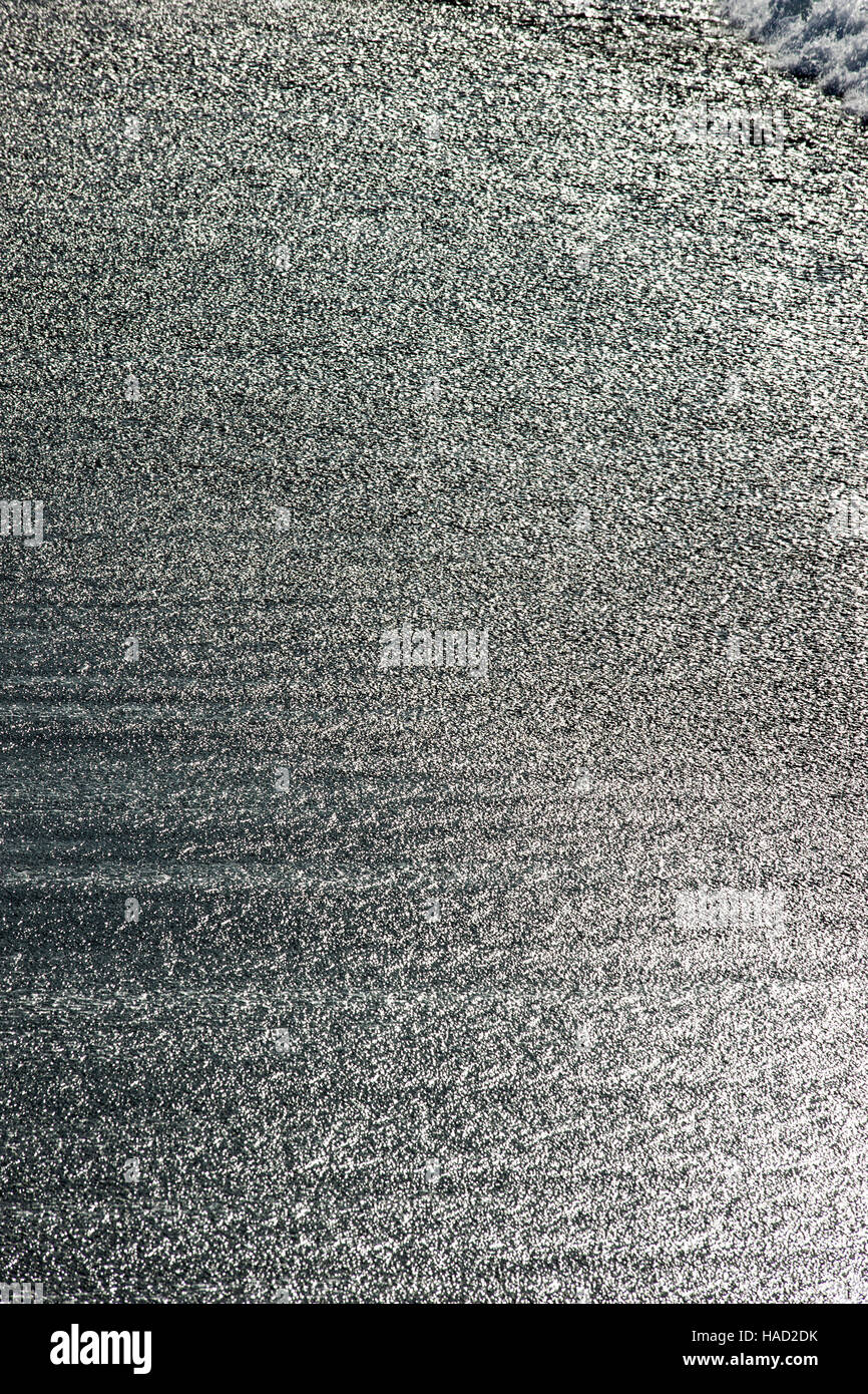 Abstrakte Nahaufnahme der Wellen am Strand von San Simeon State Park, San Simeon, Kalifornien, USA Stockfoto