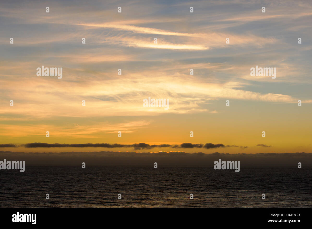 Schöne bunte Sonnenuntergang über dem Pazifik, Lucia, Kalifornien, USA Stockfoto