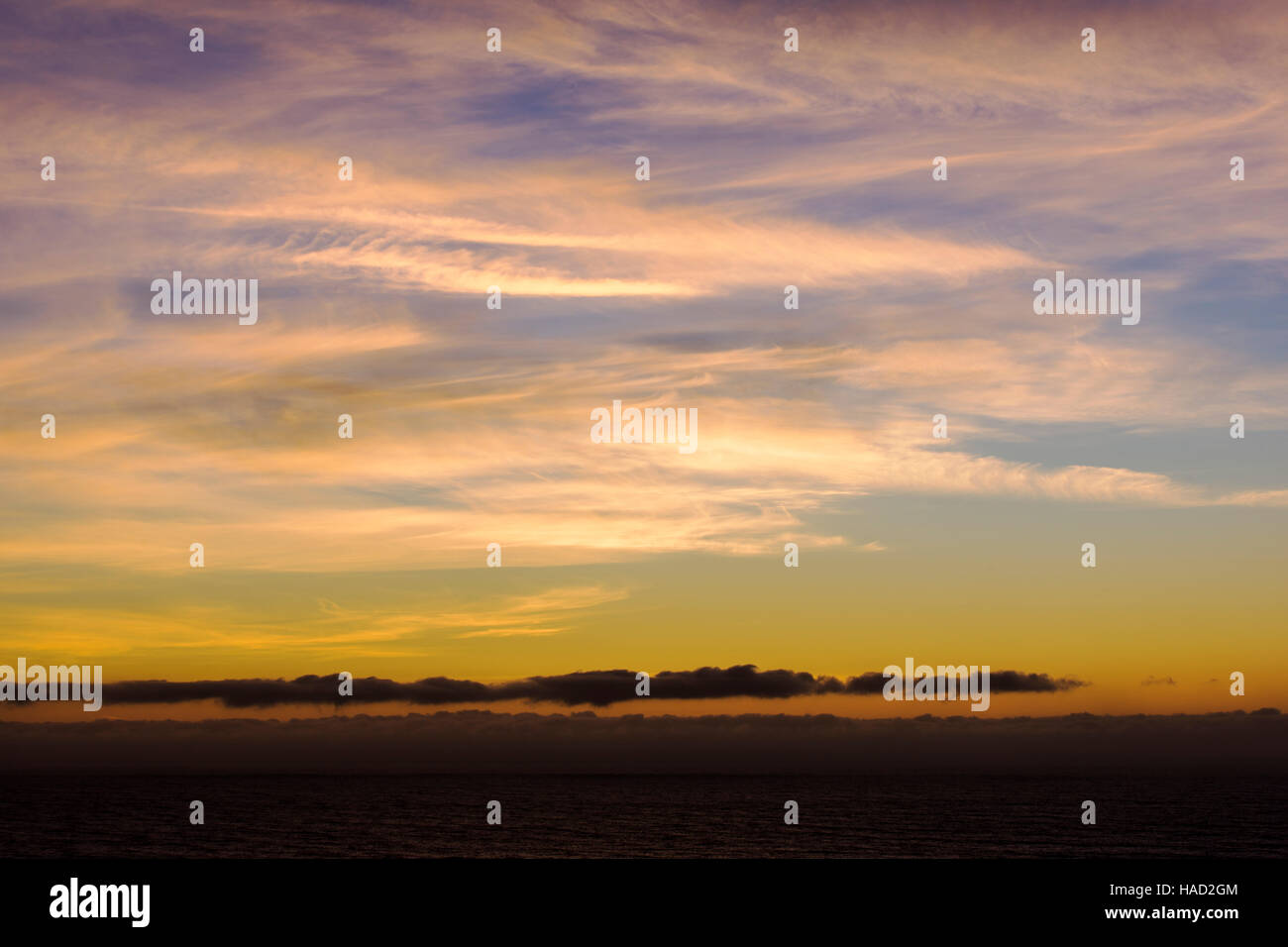 Schöne bunte Sonnenuntergang über dem Pazifik, Lucia, Kalifornien, USA Stockfoto