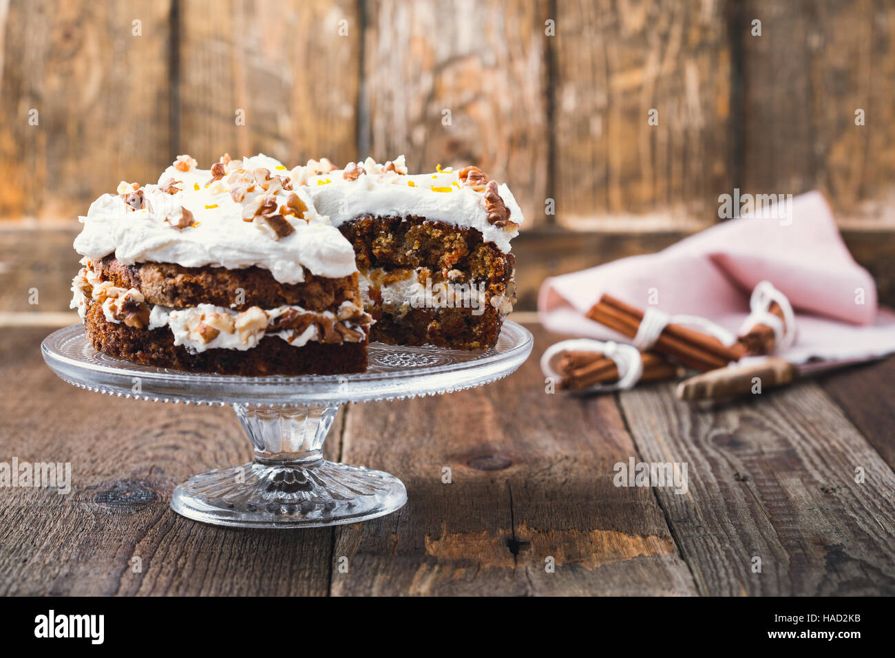 Hausgemachte orange Karottenkuchen mit Frischkäse Frosting, traditionellen amerikanischen Nachmittagstee behandeln Stockfoto