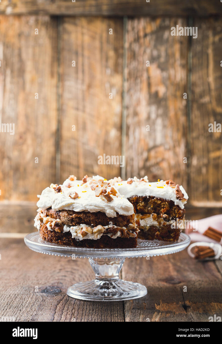 Hausgemachte orange Karottenkuchen mit Frischkäse Frosting, traditionellen amerikanischen Nachmittagstee behandeln Stockfoto
