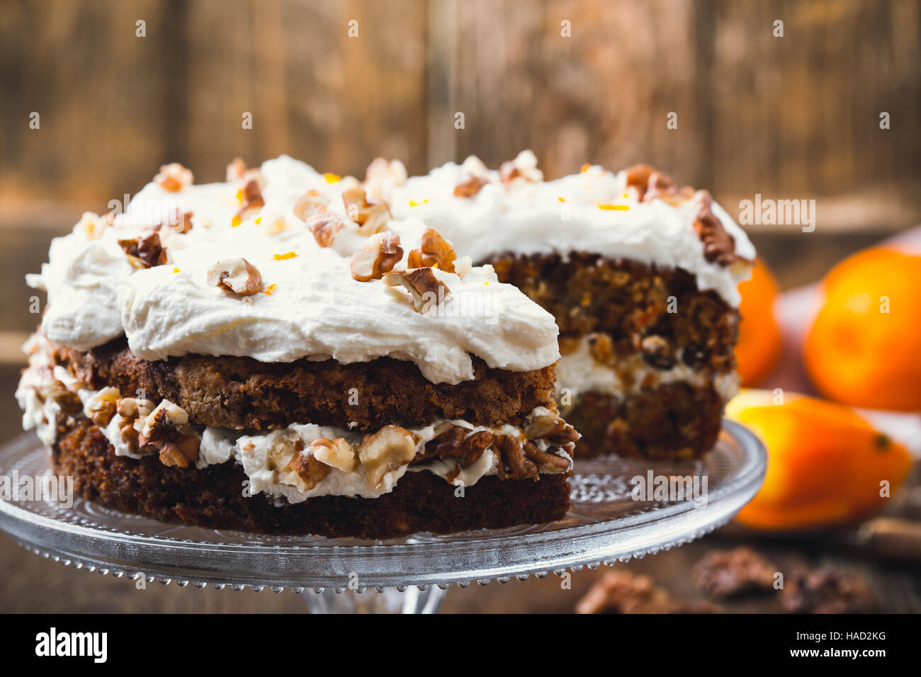 Hausgemachte orange Karottenkuchen mit Frischkäse Frosting, traditionellen amerikanischen Nachmittagstee behandeln Stockfoto