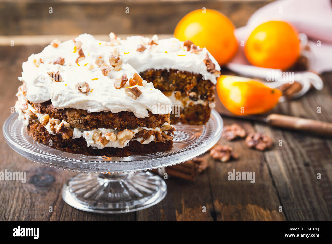 Hausgemachte orange Karottenkuchen mit Frischkäse Frosting, traditionellen amerikanischen Nachmittagstee behandeln Stockfoto